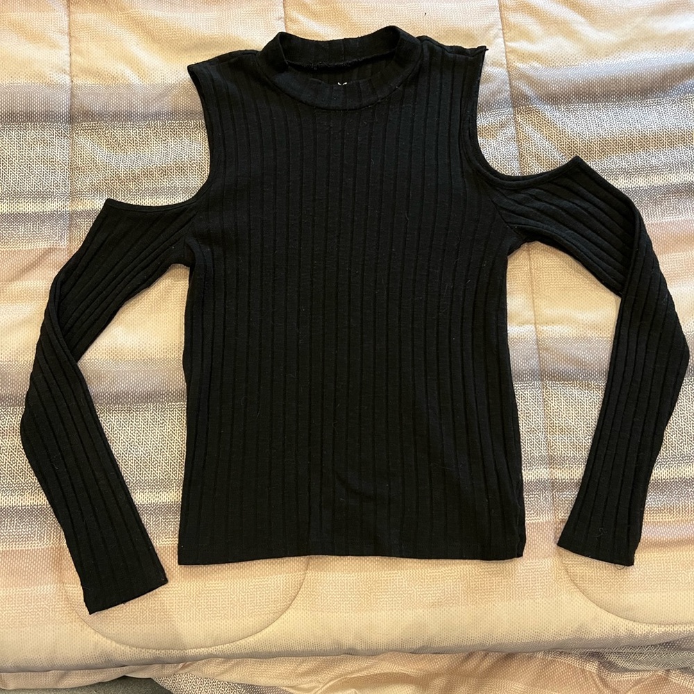 American Eagle open shoulder shirt